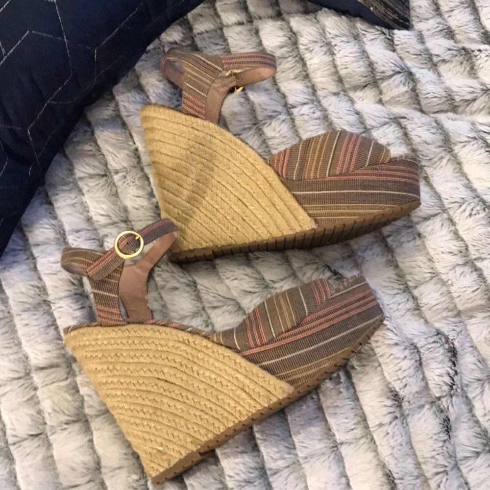 Beautiful striped Charles David espadrilles - Picture 2 of 7